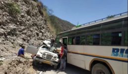 अभी-अभी : उत्तराखंड में मैक्स और बस की भयानक टक्कर, तीन व्यक्तियों की मौत