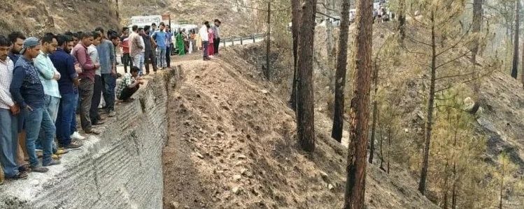 उत्तराखंड : बारात की कार दुर्घटनाग्रस्त, दूल्हे के पिता की मौत, कई घायल उत्तराखंड : बारात की कार दुर्घटनाग्रस्त, दूल्हे के पिता की मौत, कई घायल