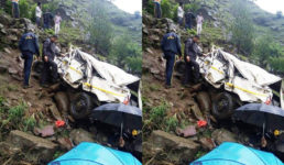 उत्तराखंड : बोलेरो 150 मीटर गहरी खाई में गिरी, एक व्यक्ति की मौत, दो गंभीर रूप से घायल
