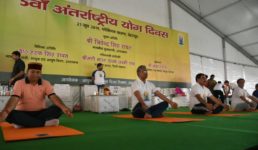 उत्तराखंड में भी योग दिवस की धूम, सीएम रावत ने देहरादून में हजारों लोगों के साथ योग किया
