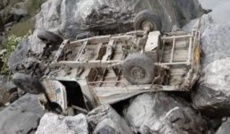 उत्तराखंड : खाई में गिरी अनियंत्रित कार, एक की मौत, तीन की हालत गंभीर