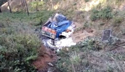 उत्तराखंड : भीषण सड़क हादसे में पहाड़ से नीचे गिरा वाहन, चालक सहित दो बच्चों की मौत