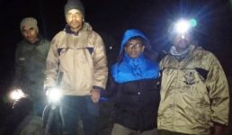 पहाड़ों पर ऐसी हरकत ना करें, इसकी तो किस्मत अच्छी थी कि आधी रात को बचाव दलों ने देख लिया