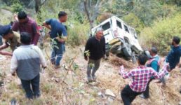 उत्तराखंड : भीषण सड़क दुर्घटना में वाहन गहरी खाई में गिरा, एक व्यक्ति की मौत, एक घायल गंभीर