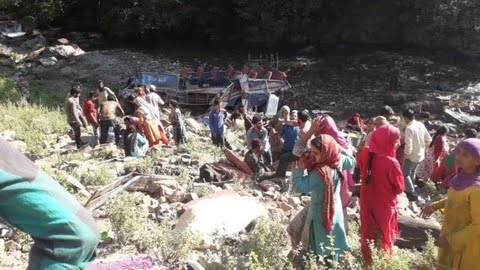 यहां खाई में गिरी यात्रियों से भरी बस, 32 से ज्यादा लोगों की मौत, इलाके में मातम यहां खाई में गिरी यात्रियों से भरी बस, 32 से ज्यादा लोगों की मौत, इलाके में मातम
