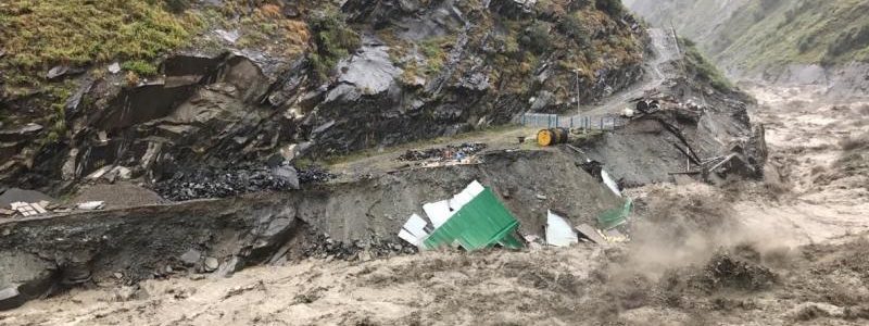 उत्तरकाशी में बादल फटने से हाहाकार, बच्चा बहा और 3 लोग जिंदा जमीन में दबे उत्तरकाशी में बादल फटने से हाहाकार, बच्चा बहा और 3 लोग जिंदा जमीन में दबे
