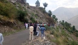 उत्तराखंड में गहरी खाई में गिरी कार, 3 से 4 लोग सवार थे गाड़ी में, इलाके में कोहराम