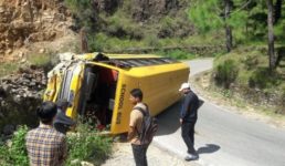 उत्तराखंड : ब्रेक फेल होने के बाद पलटी स्कूल बस, चालक की सूझबूझ से बची बच्चों की जान