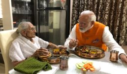 PM Modi Birthday : उत्तराखंड में लगी चित्र प्रदर्शनी, मोदी ने मां के साथ किया भोजन