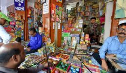 हल्द्वानी : सावधान, इस दिवाली पटाखों की दुकान और ग्राहक पर प्रशासन की है पैनी नजर, पढ़िए ये खबर