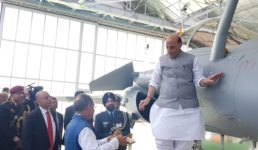 इंतजार खत्म, देश को मिला पहला राफेल लड़ाकू विमान, रक्षामंत्री ने ओम लिखकर स्वीकार किया