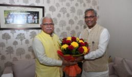 हरियाणा में मनोहर लाल खट्टर फिर बने मुख्यमंत्री, CM त्रिवेन्द्र ने मिलकर दी बधाई