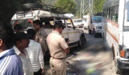 उत्तराखंड में सड़क पर पलटा यात्री वाहन, एक लड़की की मौत तीन घायल