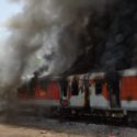 हरिद्वार : प्लेटफॉर्म पर खड़ी ट्रेन में आग लगने से हड़कंप, किसी के हताहत होने की खबर नहीं