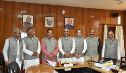 उत्तराखंड में मुख्यमंत्री सहित सभी मंत्रियों ने पहनी बिच्छू घास (कंडाली/सिसौंण) से बनी जैकेट, पढ़िए ऐसा क्यों