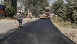 हल्द्वानी : डीएम के अल्टीमेटम का असर, तीनपानी से मंडी तक सड़क पैच वर्क निर्माण शुरू