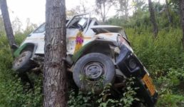 उत्तराखंड : भीषण सड़क दुर्घटना में पूर्व फौजी की मौत, मैक्स पेड़ पर अटकने से एक व्यक्ति बचा