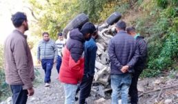 उत्तराखंड में भीषण सड़क दुर्घटना, खाई में वाहन गिरने से 2 लोगों की मौत