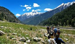 उत्तराखंड में नया साल मनाने पहुंचे हजारों पर्यटक, अराजकता को रोकने के लिए पुलिस बल सतर्क