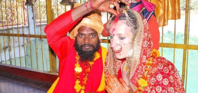 उत्तराखंड : एक संन्यासी का चौंकाने वाला कदम, ऑस्ट्रेलियाई महिला से रचाई शादी, कुटिया में गृहस्थी उत्तराखंड : एक संन्यासी का चौंकाने वाला कदम, ऑस्ट्रेलियाई महिला से रचाई शादी, कुटिया में गृहस्थी
