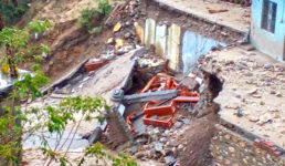 बारिश के कारण घर गिरने से 20 लोग मलबे में दबे, दुख में शामिल होने एक घर में थे जमा