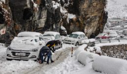 उत्तराखंड : भारी बर्फबारी, 3 दिन के लिए रेड अलर्ट, कई जिलों में स्कूल बंद, कई गांवों का संपर्क कटा