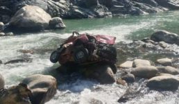 उत्तराखंड : अनियंत्रित होकर नदी में गिरी कार, एक बच्ची सहित 6 लोगों की मौत