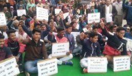 उत्तराखंड : प्रमोशन में आरक्षण के लिए एससी-एसटी कर्मचारियों ने किया विरोध प्रदर्शन, वहीं आरक्षण की आग अब राज्य से बाहर भी सुलगी