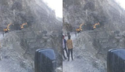Uttarakhand राज्य की एक मुख्य सड़क पर पहाड़ी से चट्टान टूट कर गिरी, दोनों ओर के यात्री रहे परेशान