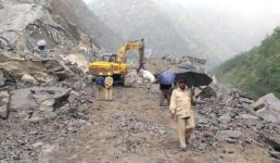 उत्तराखंड में सड़क पर गिरा बोल्डर, तीन लोगों की दबकर मौत