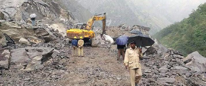 उत्तराखंड में सड़क पर गिरा बोल्डर, तीन लोगों की दबकर मौत उत्तराखंड में सड़क पर गिरा बोल्डर, तीन लोगों की दबकर मौत