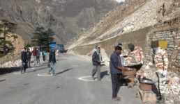 तस्वीरें : उत्तराखंड के जोशीमठ में प्रवासी मजदूरों और स्थानीय लोगों की ऐसे मदद कर रहे ITBP के जवान