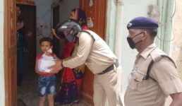 उत्तराखंड : लॉकडाउन, जन्मदिन और बच्चे की जिद, पुलिस ने कुछ ऐसे की पूरी, खूब हो रही चर्चा