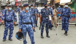 Video उत्तराखंड : वनभूलपुरा में कर्फ्यू के बीच पुलिस का फ्लैगमार्च