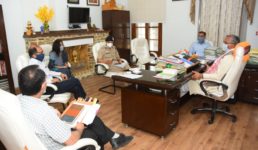 कोरोना वॉरियर्स का माला, शॉल या बुके देकर ना करें सम्मान, मुख्यमंत्री ने अधिकारियों से इसे प्रतिबंधित करने को कहा