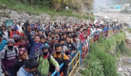 भारत-नेपाल सीमा पर घर जाने के इंतजार में हजारों नेपाली तनाव में, 7 मई तक बढ़ा नेपाल में लॉकडाउन