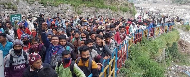 भारत-नेपाल सीमा पर घर जाने के इंतजार में हजारों नेपाली तनाव में, 7 मई तक बढ़ा नेपाल में लॉकडाउन भारत-नेपाल सीमा पर घर जाने के इंतजार में हजारों नेपाली तनाव में, 7 मई तक बढ़ा नेपाल में लॉकडाउन