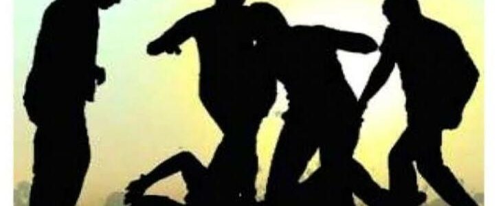 उत्तराखंड : कोरोना संदिग्धों को खोज रही टीम पर गांव वालों ने किया हमला, पुलिस को बुलाना पड़ा उत्तराखंड : कोरोना संदिग्धों को खोज रही टीम पर गांव वालों ने किया हमला, पुलिस को बुलाना पड़ा