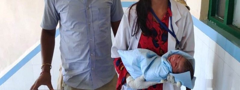 Uttarakhand शर्मनाक : घर की छत पर छोड़ गया कोई नवजात बच्चे को, इलाके में हो रही है खूब चर्चा Uttarakhand शर्मनाक : घर की छत पर छोड़ गया कोई नवजात बच्चे को, इलाके में हो रही है खूब चर्चा