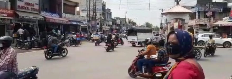 मास्क में ही सही पर चलने लगी ठहरी जिंदगी, उत्तराखंड में लॉकडाउन-3 लागू, कई जगह सोशल डिस्टेंसिंग की उड़ रही धज्जियां मास्क में ही सही पर चलने लगी ठहरी जिंदगी, उत्तराखंड में लॉकडाउन-3 लागू, कई जगह सोशल डिस्टेंसिंग की उड़ रही धज्जियां