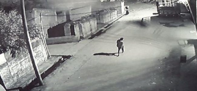 Uttarakhand ननिहाल आई 7 माह की बच्ची का अपहरण, CCTV में दिखा चोर, परिजनों का रो-रोकर बुरा हाल Uttarakhand ननिहाल आई 7 माह की बच्ची का अपहरण, CCTV में दिखा चोर, परिजनों का रो-रोकर बुरा हाल