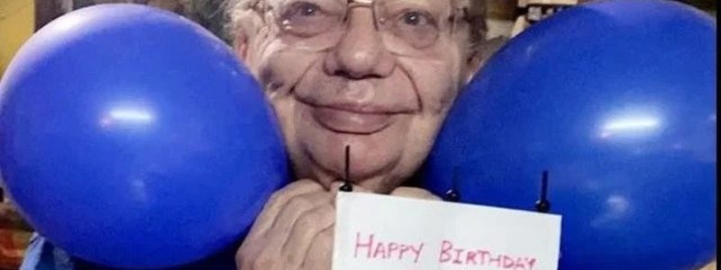 मसूरी : लेखक रस्किन बॉन्ड ने जन्मदिन पर शेयर की तस्वीर, सोशल मीडिया पर हो रही खूब वायरल मसूरी : लेखक रस्किन बॉन्ड ने जन्मदिन पर शेयर की तस्वीर, सोशल मीडिया पर हो रही खूब वायरल