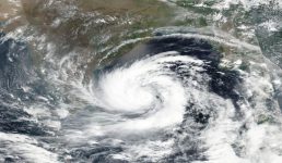 देश से टकराने वाला है महातूफान, तीनों सेनाएं अलर्ट पर, नुकसान की आशंका
