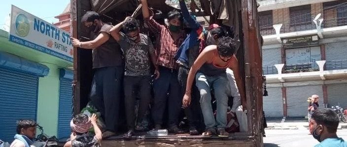 Uttarakhand लॉकडाउन तोड़कर 62 लोगों के साथ महाराष्ट्र से राज्य में घुसा प्रवासियों का ट्रक, चालक गिरफ्तार Uttarakhand लॉकडाउन तोड़कर 62 लोगों के साथ महाराष्ट्र से राज्य में घुसा प्रवासियों का ट्रक, चालक गिरफ्तार