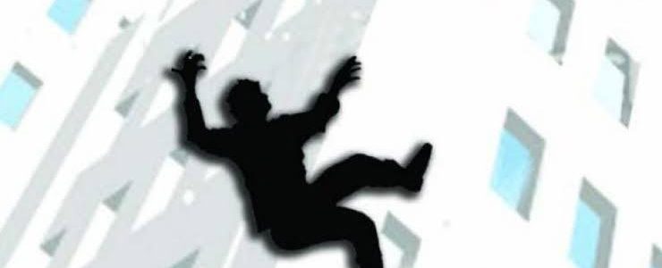 लॉकडाउन से तंग आकर पांचवीं मंजिल से लगा दी छलांग, मौत से सदमे में परिवार लॉकडाउन से तंग आकर पांचवीं मंजिल से लगा दी छलांग, मौत से सदमे में परिवार