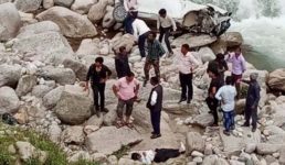 Uttarakhand बारात की कार खाई में गिरी, 3 लोगों की मौत और 1 घायल