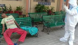 Uttarakhand अस्पताल के बाहर बेंच पर ही मर गया मरीज, मजदूरी कर गुजारा चलाता था