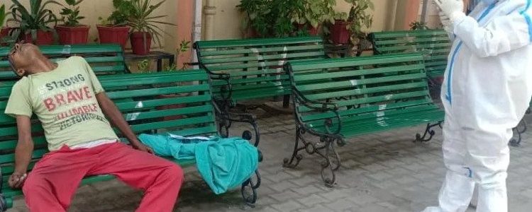 Uttarakhand अस्पताल के बाहर बेंच पर ही मर गया मरीज, मजदूरी कर गुजारा चलाता था Uttarakhand अस्पताल के बाहर बेंच पर ही मर गया मरीज, मजदूरी कर गुजारा चलाता था