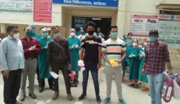 Uttarakhand घर लौटे चार युवकों ने हरा दिया कोरोना को, आंखों में आंसू लेकर डॉक्टरों और स्टाफ का शुक्रिया अदा किया
