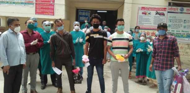 Uttarakhand घर लौटे चार युवकों ने हरा दिया कोरोना को, आंखों में आंसू लेकर डॉक्टरों और स्टाफ का शुक्रिया अदा किया Uttarakhand घर लौटे चार युवकों ने हरा दिया कोरोना को, आंखों में आंसू लेकर डॉक्टरों और स्टाफ का शुक्रिया अदा किया